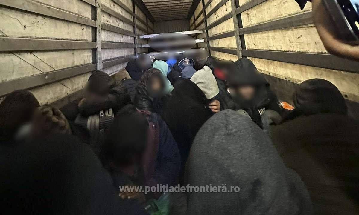 Nagy fogás: hatvanöt migráns próbált egy kamionban rejtőzködve átjutni Magyarországra