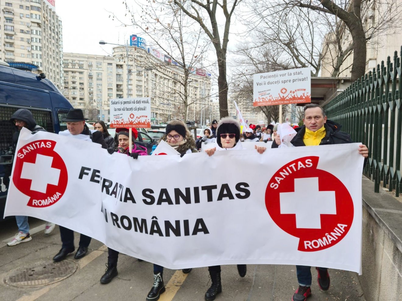 Fizetésemelésért tüntettek Bukarestben az egészségügyi dolgozók, tárgyalni szeretnének az új bértörvényről is