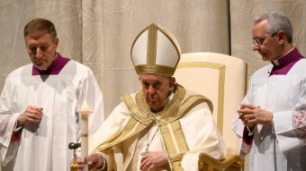 A háborúk befejezésére szólított fel, és reményre biztatott Ferenc pápa a nagyszombati vigílián
