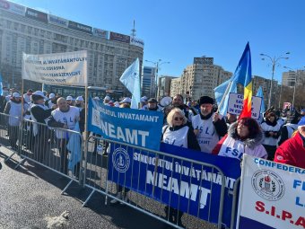 Fizetésemelésért, bérpótlékokért tüntetnek Bukarestben a tanügyi szakszervezetek