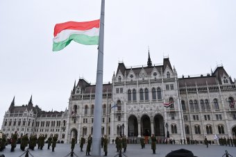 Felvonták a nemzeti lobogót a március 15-ei nemzeti ünnepen, az Országház előtt
