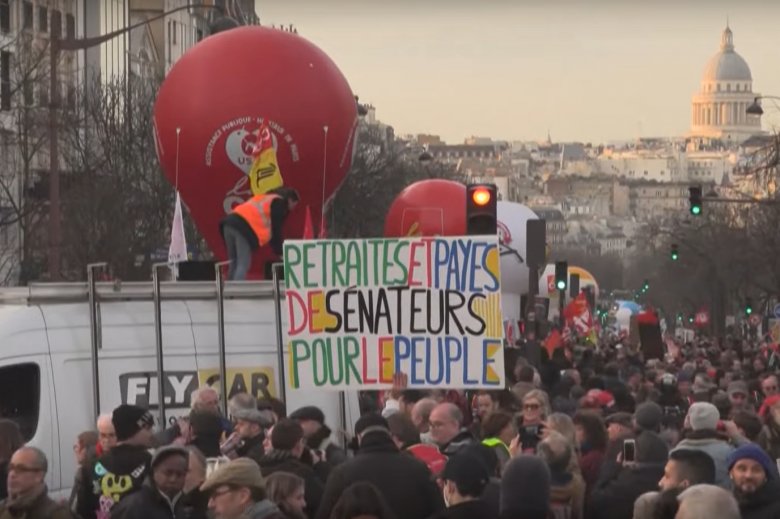 Macron nem törődik a tüntetésekkel, a parlamenti szavazást megkerülve kihirdeti a vitatott nyugdíjreformot