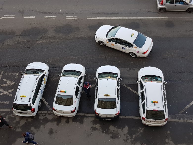Megszakítja kapcsolatát a kolozsvári taxitársaság a magyar utasát nemzetisége miatt elutasító bérfuvarozóval