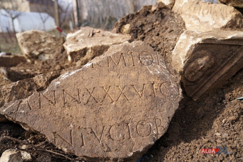 Munkások széttörtek egy 1700 éves római kori szarkofágot Gyulafehérváron, a régészek megdöbbentek