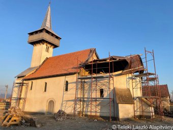 Helyreállítják az Árpád-kori református templom tetejét a Fehér megyei Tompaházán