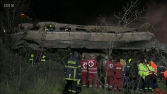 Emberi hiba okozta a görögországi vonatkatasztrófát, őrizetben az állomásfőnök, lemondott a közlekedési miniszter
