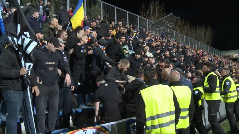 Összeverekedtek egymással és a magyarokat gyalázták a román szurkolók válogatottjuk Andorra elleni meccsén