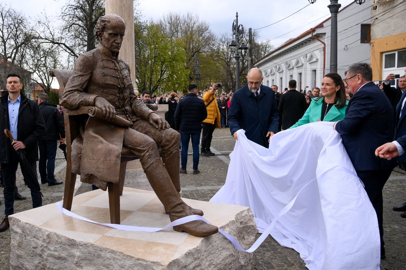 Megbírságolták a nagykárolyi polgármesteri hivatalt a Kölcsey-szobor felirata miatt