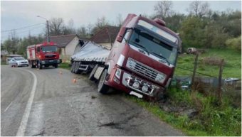 Felborult egy sörrel megrakott kamion Beszterce-Naszód megyében, a csíkszeredai sofőr ittas volt