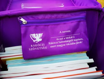 Tízezer iskolatáskát küldött a Rákóczi Szövetség külhoni magyar iskolákba