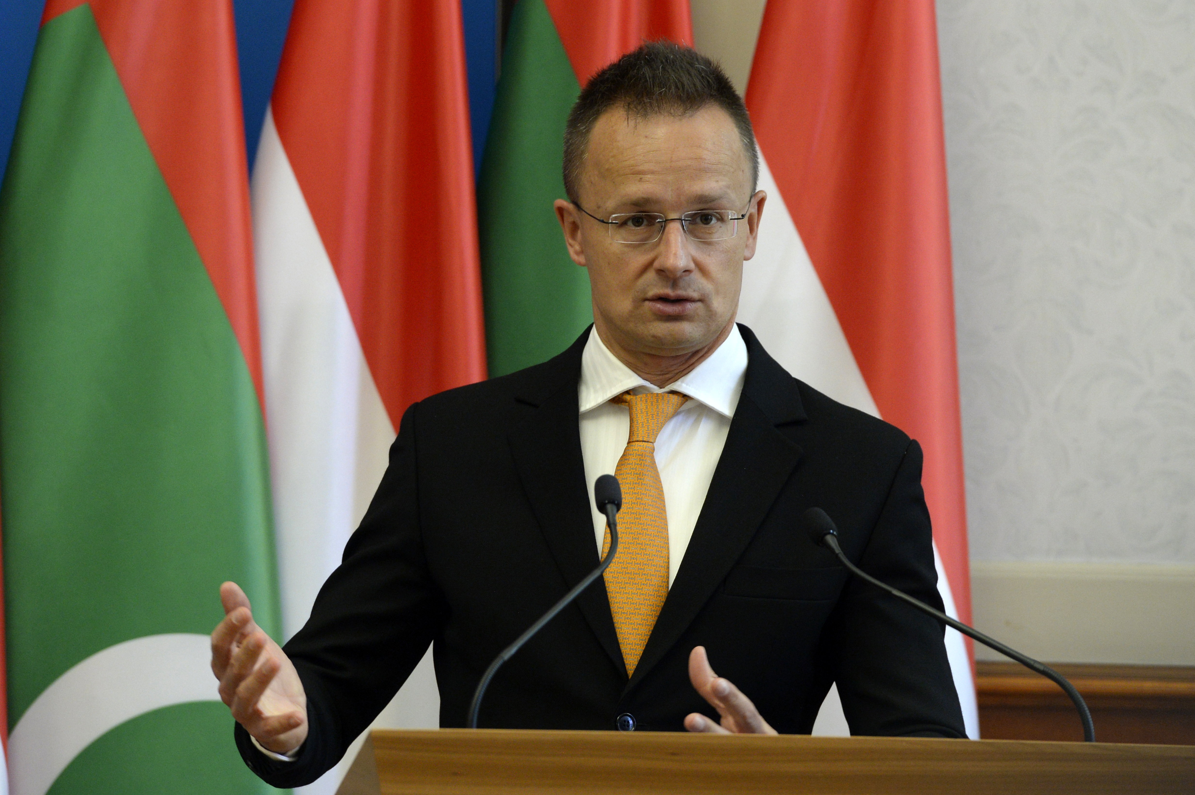 Botrányosnak nevezte a magyar külügyminiszter, hogy Ukrajna a háború nemzetközi szponzorainak listájára helyezte az OTP-t
