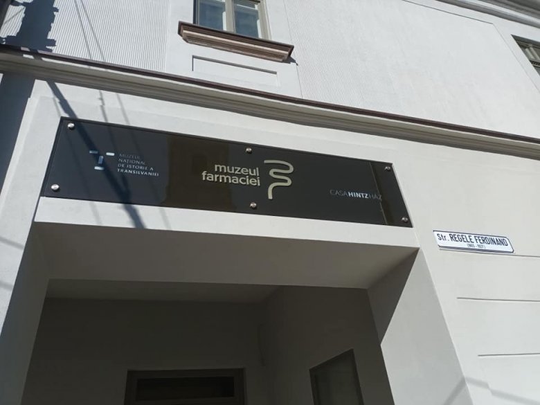 Csak román nyelvű tábla hirdeti Kolozsvár szívében a gyönyörűen felújított Hintz-házban működő patikamúzeumot