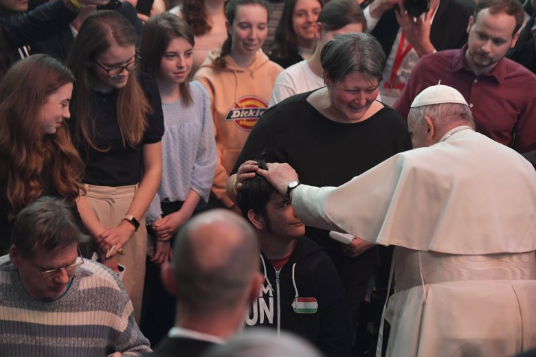 Nem attól lesz nagy az ember, hogy mások fölé emelkedik – Magyarul is megszólalt 11 ezer fiatal előtt Ferenc pápa