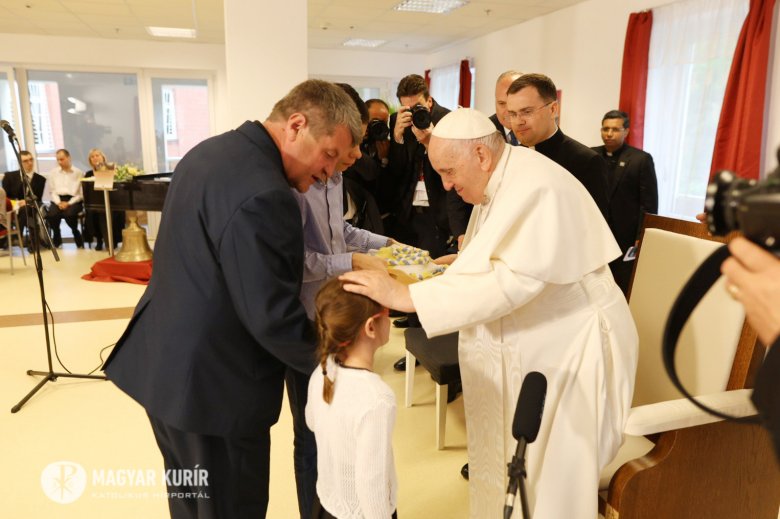 Vak és halmozottan sérült gyermekekkel találkozott Budapesten a katolikus egyházfő