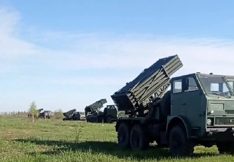 Román gyártmányú rakétavetőket filmeztek le Ukrajnában