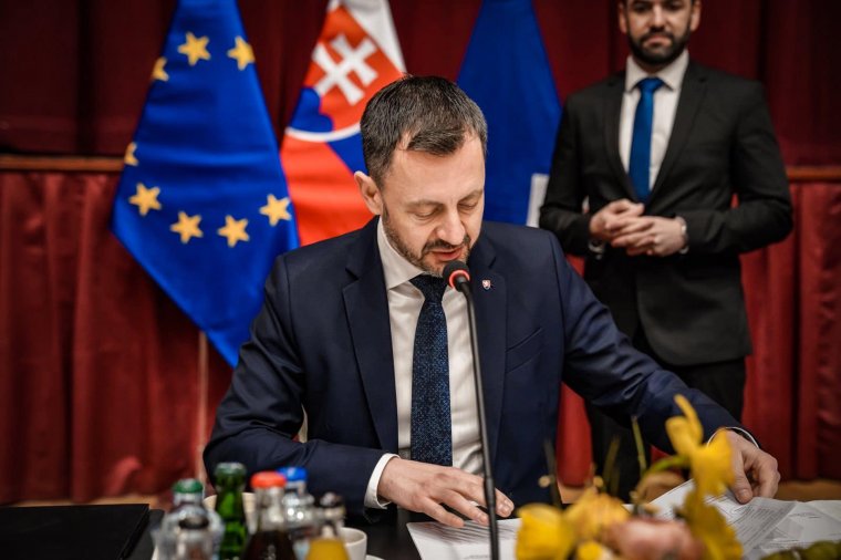 FRISSÍTVE – Két minisztere után az ügyvezető szlovák kormányfő is bejelentette lemondását