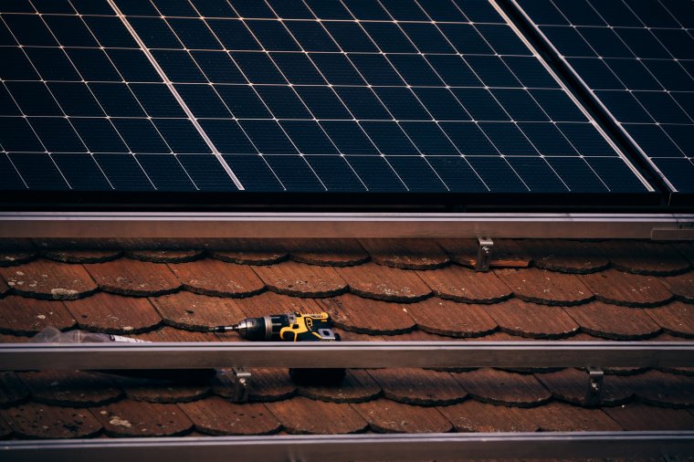 Ismét perrel fenyegetik a napelemszerelők a Környezetvédelmi Alapot