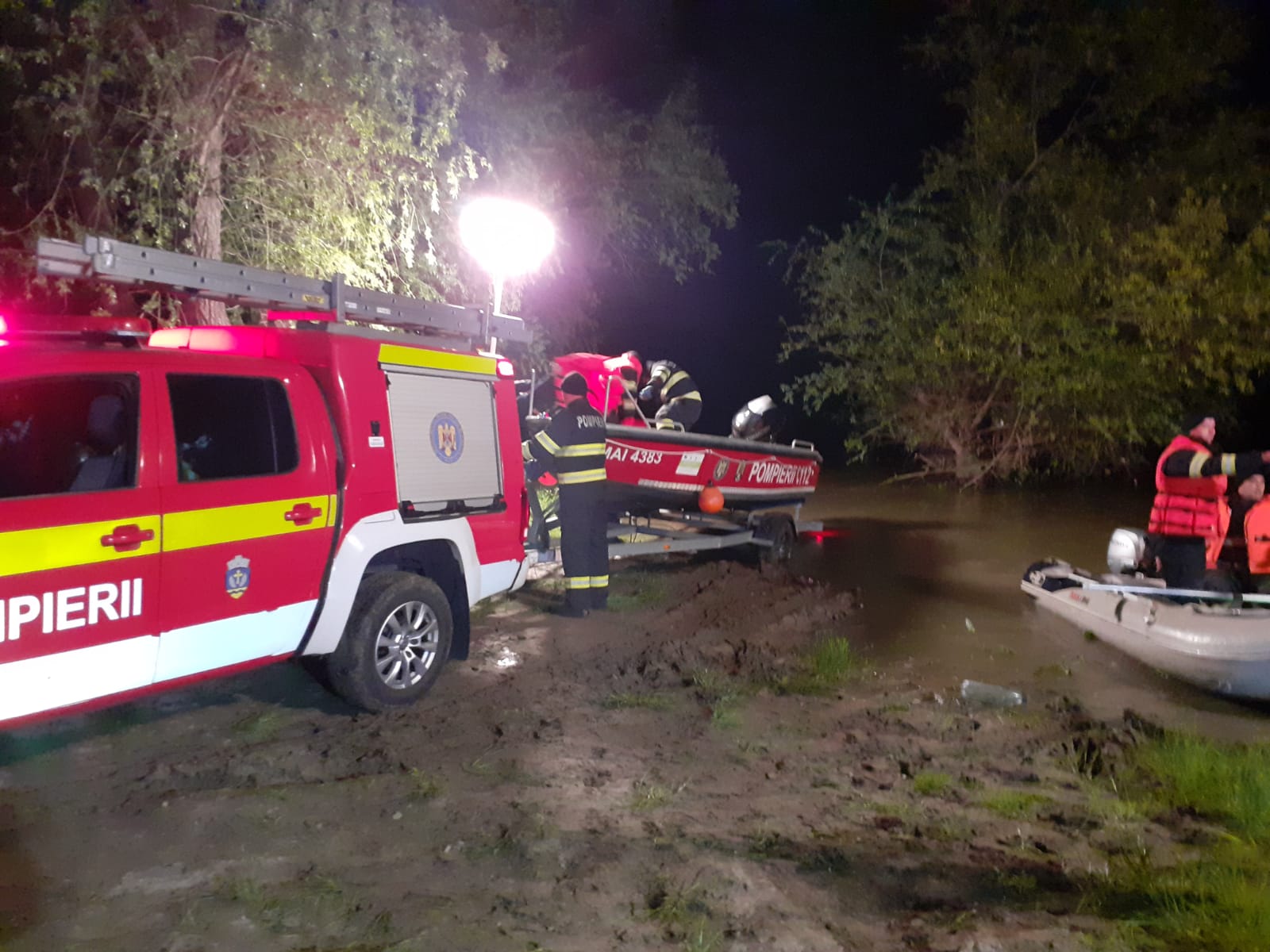 Felborult egy csónak a Maroson Temes megyében, egy gyerek meghalt, több személy eltűnt