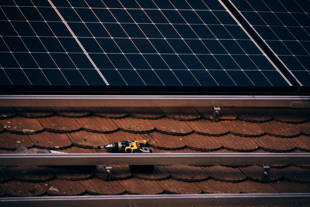 Ismét perrel fenyegetik a napelemszerelők a Környezetvédelmi Alapot