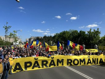 „Nem adjuk el az országot!” – kormányellenes tüntetést szervezett Bukarestben a szélsőséges AUR