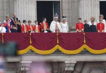 Üdvrivalgás fogadta III. Károly királyt és Kamilla királynét, akik a Buckingham-palota teraszáról köszöntötték a népet