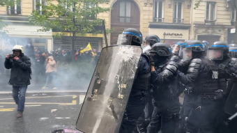 Több mint száz rendőr megsérült, közel háromszáz személyt őrizetbe vettek a franciaországi kormányellenes tüntetéseken