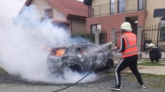 Rövidzárlat miatt kigyulladt, és percek alatt a lángok martalékává vált egy Dacia Spring