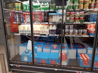 Átlagosan 20 százalékkal csökkent a tej ára a boltok polcain a Versenytanács szerint