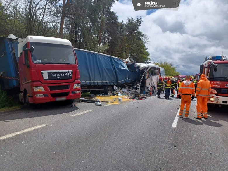 Magyar autóbusz karambolozott Szlovákiában, egy utas meghalt, sok a súlyos sérült