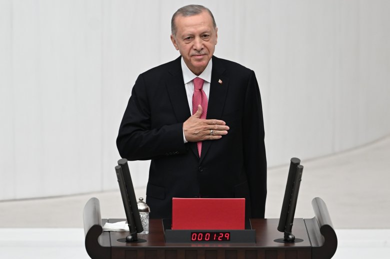 Hivatalosan is folytathatja: letette az elnöki esküt a múlt hétvégén újraválasztott Erdogan