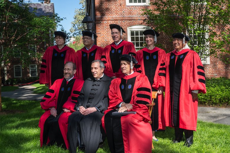 Karikó Katalin és Tom Hanks egymás nyakában: díszdoktori címeket adományozott a Harvard Egyetem