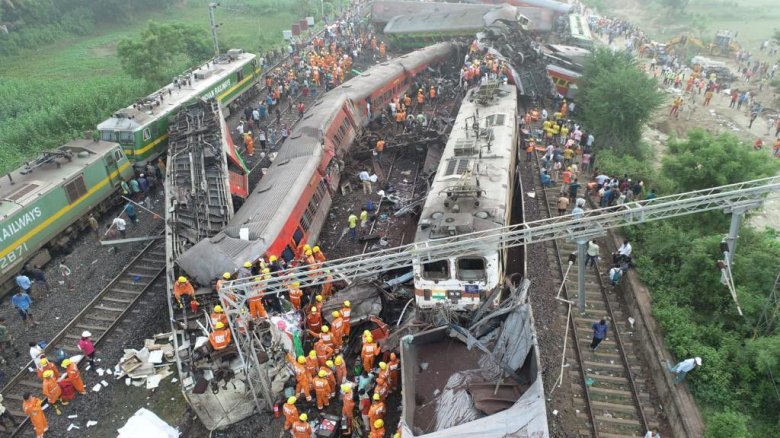 Háromszázhoz közelít az indiai vonatszerencsétlenségben elhunytak száma