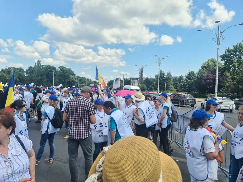 Újabb egyeztetésre hívta a kormány a sztrájkoló pedagógusokat, miközben a tanárok Bukarestben tüntetnek