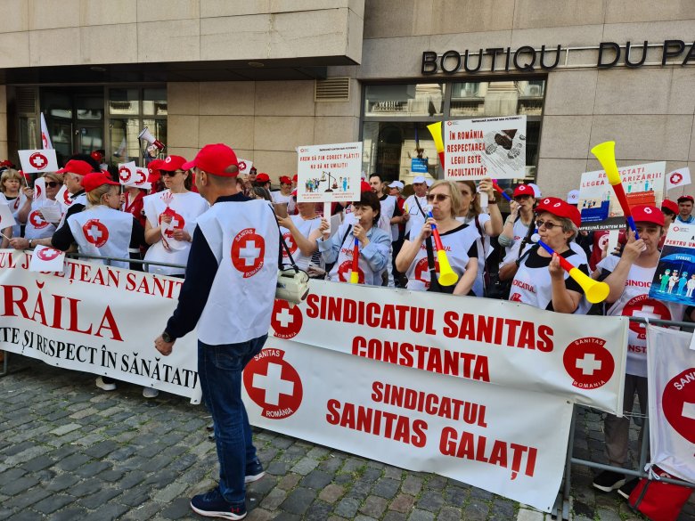 Az egészségügyi minisztérium előtt tüntetett a Sanitas, gyűlnek az aláírások az általános sztrájkhoz