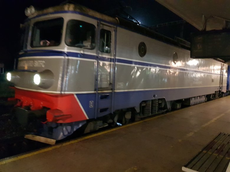 FRISSÍTVE – Közel hétórás késést szedett össze a Budapestre tartó vonat a mozdony meghibásodása miatt