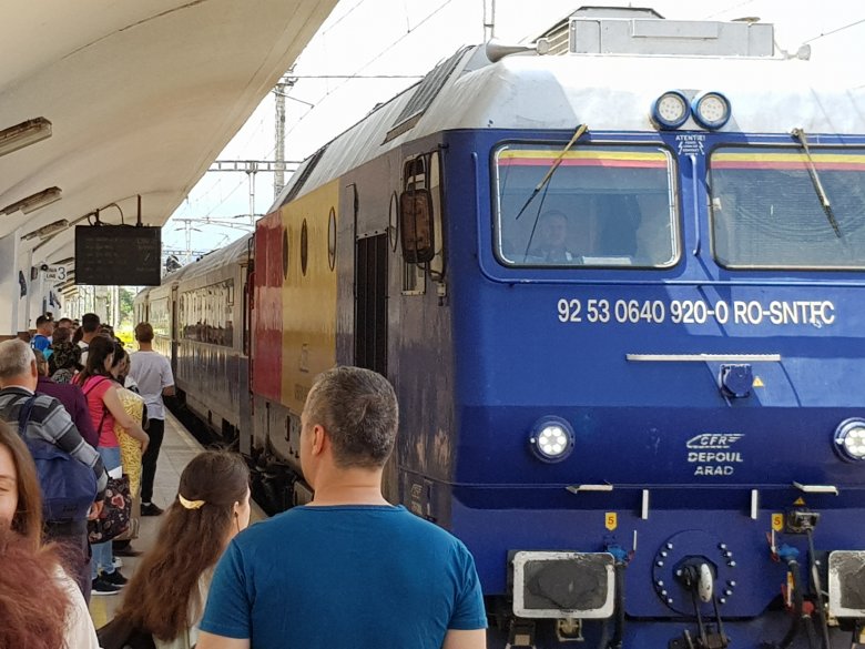 Több mint egy órát késett egy Kolozsvárról Bukarestbe tartó vonat, miután egy munkagép letépte az egyik kocsi ajtaját