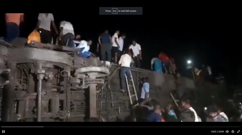 Vonatkatasztrófa történt Indiában legalább félszáz halálos áldozattal