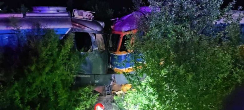 Frontálisan ütközött két mozdony dél-Romániában, az egyik mozdonyvezető ittas volt