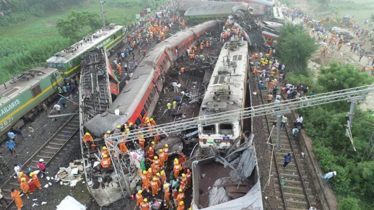 A kormány szerint műszaki hiba okozta a mintegy 300 emberéletet követelő vonatszerencsétlenséget, a sajtó szerint emberi hiba