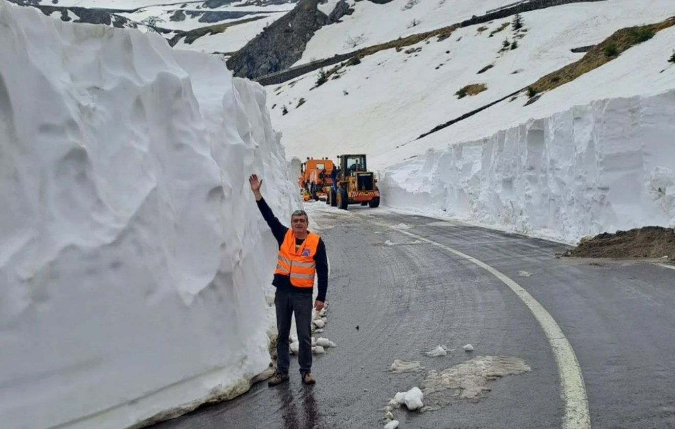 Lavinaveszélyes szakaszon zajlik a Transzfogarasi út hótalanítása, a hóréteg néhol eléri a négy métert (Videó)