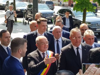 Kifütyülték a tüntető tanárok a román kormányfőt Kolozsváron, és visszautasították az ajánlatát