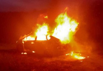 Kiégett egy autó Kolozs megyében, a tűzoltók elszenesedett holttestet találtak benne