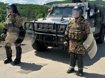 Egyre súlyosabb a helyzet Koszovóban, több KFOR-katona és civil is megsérült az összecsapásokban