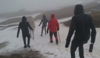 Sportcipős turistákat, köztük egy pár nappal ezelőtt szült nőt menekítettek le zord időben az Omu-csúcs közeléből a hegyimentők