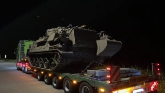 Romániába tartott egy lánctalpas harckocsit szállító kamion, a német rendőrök „lestoppolták”