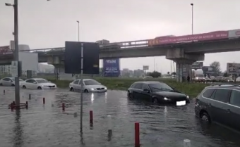 Tíz embert kellett kimenekíteni a vízben elakadt autókból a kolozsvári Vivo parkolójában (videóval)