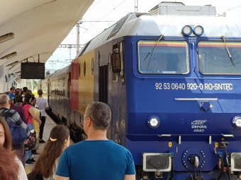 Több mint egy órát késett egy Kolozsvárról Bukarestbe tartó vonat, miután egy munkagép letépte az egyik kocsi ajtaját