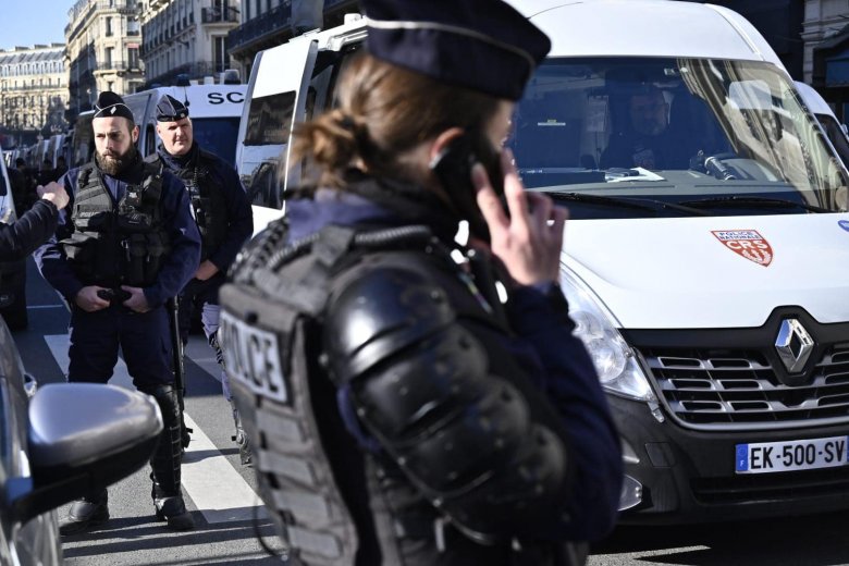 Robbantással fenyegetőzött egy muzulmán öltözéket viselő nő Párizsban, hasba lőtték