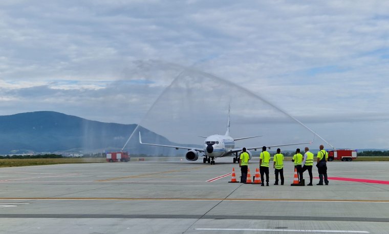 Történelmi pillanat: landolt az első gép a brassói reptéren