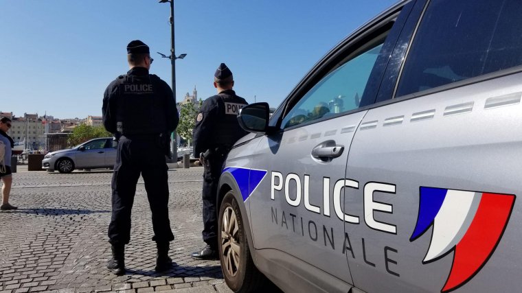 Román csalók hálózata bukott le Párizsban: évente több mint egymillió euróval „kopasztottak meg” turistákat